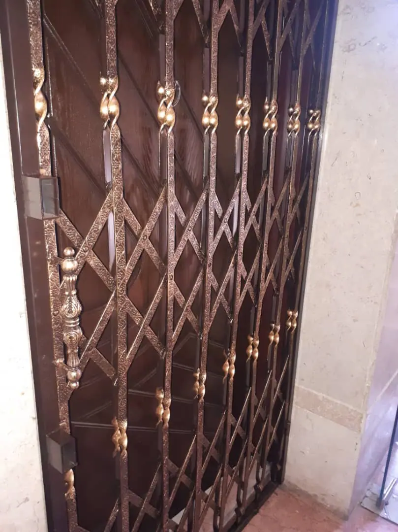 درب آکاردئونی پیچ شکلاتی تسمه نقش دار